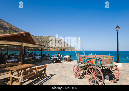 Taverne en bord de mer, près de Plaka, Elounda Lasithi, Province, Côte Nord, Crète, Grèce Banque D'Images