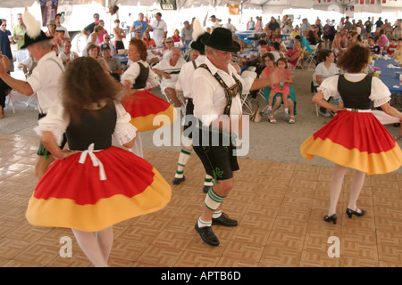 Florida Hollywood Beach Oktoberfest Festival culturel allemand festivals, fête foire danseuse danse, divertissement gratuit homme hommes femme homme f Banque D'Images