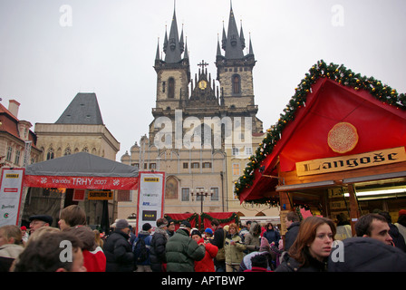 La place de la Vieille Ville, Marché de Noël, twin-steepled gothique l'église de Tyn en arrière-plan. Banque D'Images