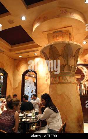 Miami Florida, Aventura, Aventura Mall, Cheesecake Factory, intérieur du restaurant, manger, manger, manger, manger à l'extérieur, nourriture, les visiteurs voyage tour t Banque D'Images