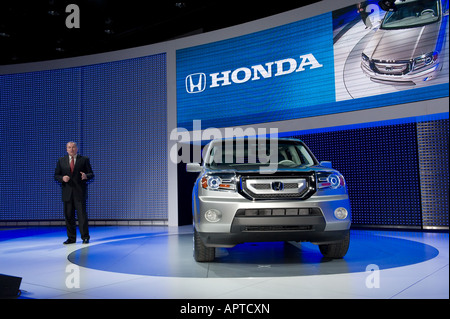 Le Vice-président exécutif de Honda John Mendel introduit le Honda Pilot 2009 prototype au NAIAS 2008 à Détroit au Michigan Banque D'Images