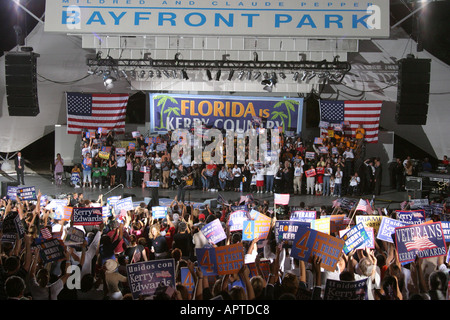 Miami Florida,Bayfront Park,Biscayne Boulevard,Parti démocratique rallye d'élection présidentielle,événement politique,politique,gouvernement,Kerry Edwards soutenir Banque D'Images