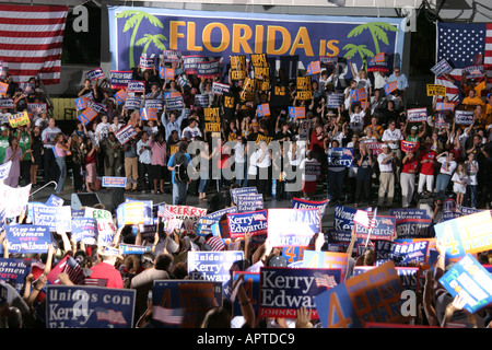 Miami Florida,Bayfront Park,Biscayne Boulevard,Parti démocratique rallye d'élection présidentielle,événement politique,politique,gouvernement,Kerry Edwards soutenir Banque D'Images