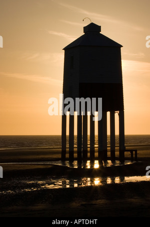 La faible lumière à Burnham on Sea, Somerset silhouetté contre le soleil couchant Banque D'Images