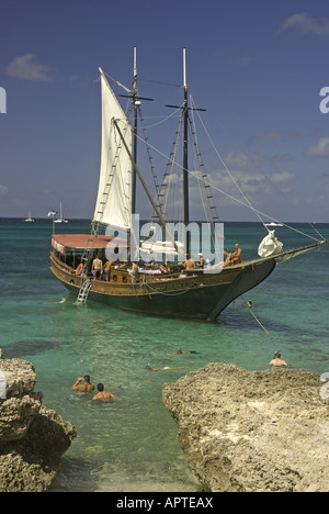 Bateau de croisière plongée Aruba à Malmok sur la rive ouest de l'île de Banque D'Images