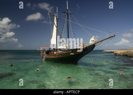 Bateau de croisière plongée Aruba à Malmok sur la rive ouest de l'île de Banque D'Images