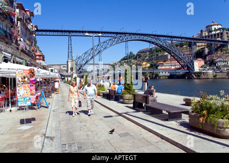 Les touristes et les habitants de soleil le long de la rivière Douro, près de la banque D. Luiz I Bridge à Porto, Portugal. Unesco World Heritage. Banque D'Images