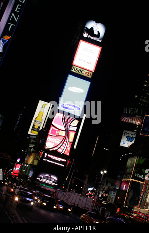 Times Square à New York dans l'obscurité. Banque D'Images