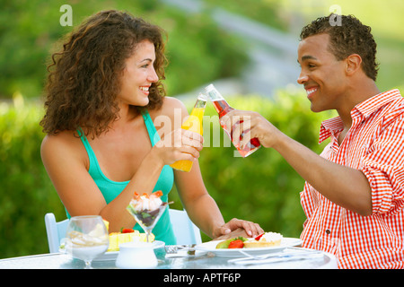 Couple toasting at outdoor restaurant Banque D'Images