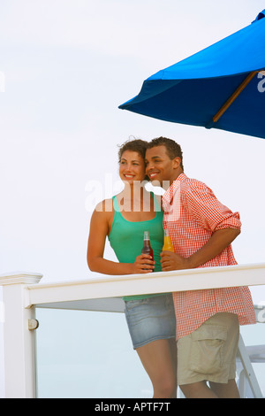 Couple having drinks sur balcon Banque D'Images