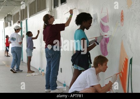 Miami Florida,Overtown,mains sur HANDSON Miami Day,bénévoles bénévoles bénévoles travailleurs du travail,travailler ensemble servir l'aide,aider main,han Banque D'Images