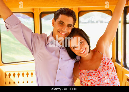 Jeune couple standing on tramway Banque D'Images