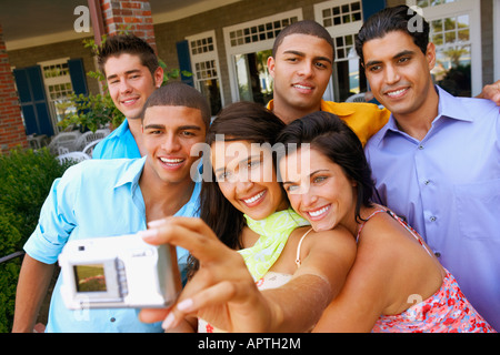 Multi-ethnic friends taking own photograph Banque D'Images