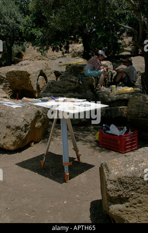 Jeunes archéologues de prendre une pause de préparer un sondage à l'aide d'une planchette l'une des plus anciennes méthodes de cartographie des Banque D'Images