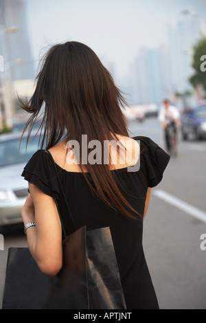 Asian woman carrying Shopping bag in street Banque D'Images