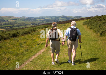 Couple de retraités à marcher le long de neuf Barrow à Swanage Dorset Purbeck Corfe Castle UK Banque D'Images