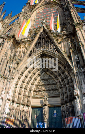 Entrée de la cathédrale de Cologne en Allemagne Banque D'Images