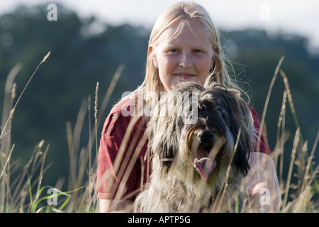 Portrait de jeune fille avec chien de berger Catalan finlandais Banque D'Images