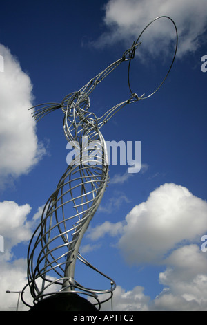 Sculpture à côté de la rivière Lagan grâce au Square à Belfast Banque D'Images