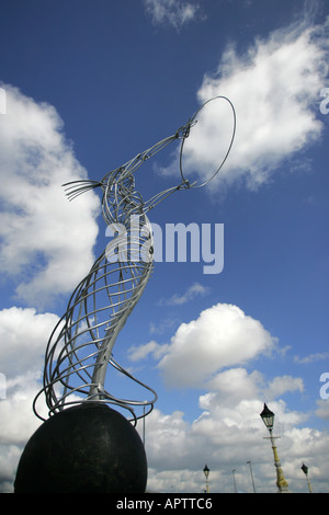 Sculpture à côté de la rivière Lagan grâce au Square à Belfast Banque D'Images