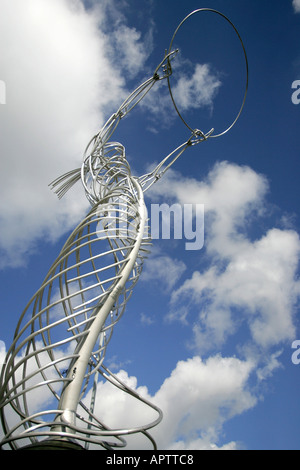 Sculpture à côté de la rivière Lagan grâce au Square à Belfast Banque D'Images