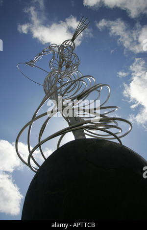 Sculpture à côté de la rivière Lagan grâce au Square à Belfast Banque D'Images