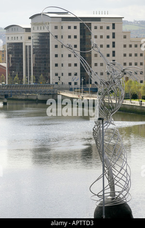 Sculpture à côté de la rivière Lagan grâce au Square à Belfast Banque D'Images