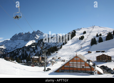 Vue générale de la station de ski Les Crosets avec les Dents du Midi en arrière-plan Suisse Banque D'Images