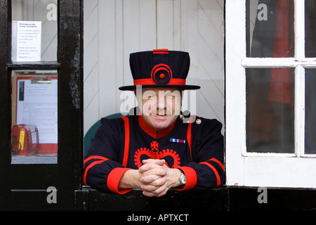 Un Yeoman Warder à la Tour de Londres en Angleterre Londres Banque D'Images