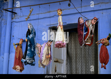 Diverses poupées exposées dans une boutique de rue, Udaipur IN Banque D'Images