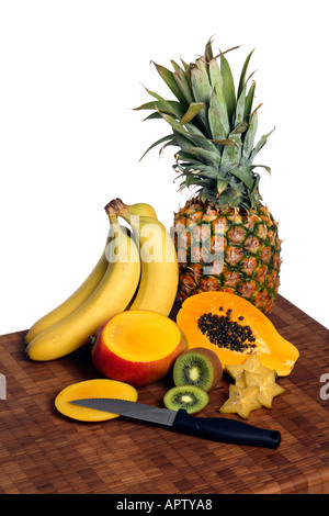 Les fruits tropicaux sur la surface de la planche à découper en bambou avec couteau. Banque D'Images