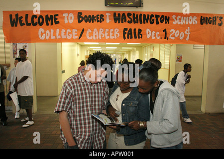 Miami Florida,Booker T. Washington High School,campus,éducateur africain,campus,éducation publique,apprendre,savoir,cours,instruction,éducation,salle de classe,l Banque D'Images