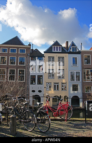 Les vélos à l'avant sur les maisons typiquement néerlandais et d'un canal Banque D'Images