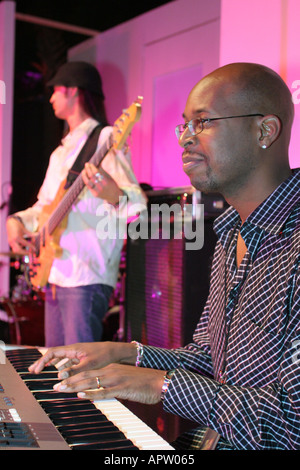 Miami Florida,Parrot Jungle Island,Fondation Magic Johnson,spectacle de mode avantage,adulte noir,adultes,homme hommes,garçon garçons enfants enfants musicien,jeu Banque D'Images