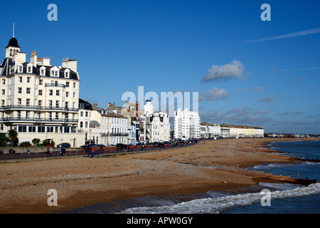 Afficher le long de la marine parade jusqu'à la royal parade à partir de la jetée d''eastbourne Eastbourne East Sussex England uk Banque D'Images