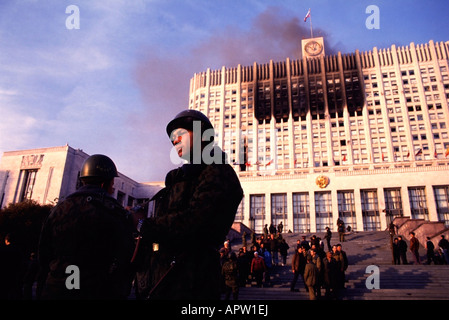 1993 crise constitutionnelle russe. Partisans anti-Yelstin de la capitulation soviétique suprême dissoute, Maison Blanche russe, Moscou. Banque D'Images