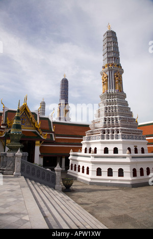 La tour de style Khmer (Prang) à Wat Phra Kaew temple, dans le Grand Palais. Bangkok en Thaïlande. Banque D'Images