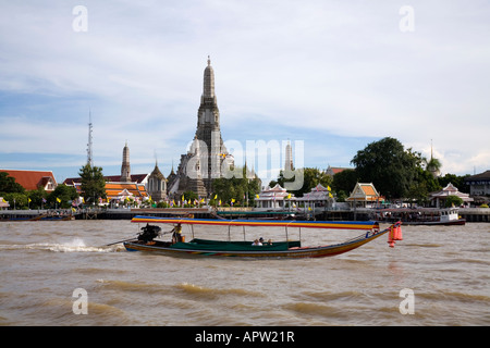 Wat Arun (Temple de l'Aube)- Bangkok, vue de la rivière Chao Phraya avec bateau rapide à longue queue en premier plan. Bangkok, Thaïlande. Banque D'Images