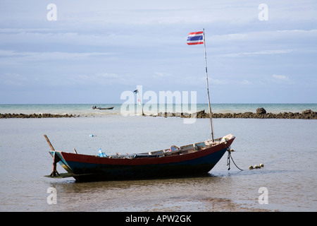 Plage de Phala et bateau de pêche, situé à environ 36km de Rayong Thaïlande. Il y a un mur de port fait par l'homme pour protéger les bateaux. Banque D'Images