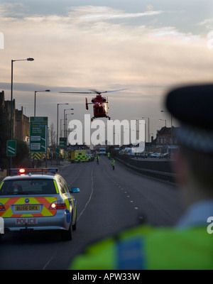 London Air Ambulance à l'hélicoptère accident de la circulation sur l'A406 North Circular près de giratoires Hanger Lane. London UK Banque D'Images