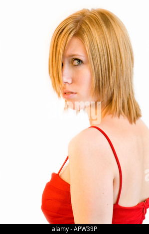 Triste jeune femme dans une robe rouge Banque D'Images