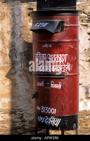 Une boîte aux lettres rouge traditionnelle, Udaipur IN Banque D'Images