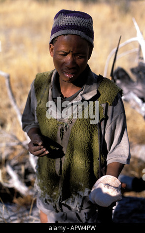 Chasseur Bushman se prépare avant de partir pour chasser la Namibie Banque D'Images