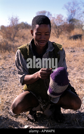 Chasseur Bushman se prépare avant de partir pour chasser la Namibie Banque D'Images