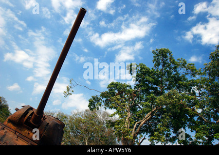 Soviet tank se trouve dans une cour d'école, Savannakhet, Laos. Banque D'Images