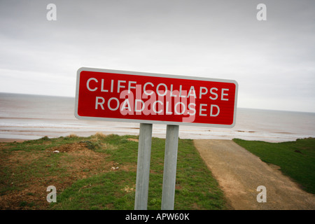 Avertissement signe de fermeture de route de Falaise en raison de l'effondrement de falaise à Atwick entre Hornsea et Bridlington, Yorkshire, Angleterre Banque D'Images