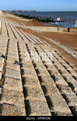 Pavage revêtement en béton pour protéger l'érosion de la plage et de la digue de béton promenade littoral suffolk felixstowe england uk go Banque D'Images