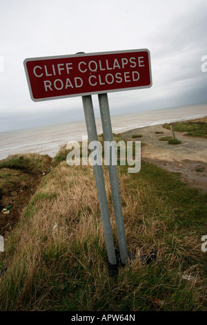 Route fermée en raison de l'érosion côtière sur Yorkshire Coast entre Hornsea et Bridlington Banque D'Images