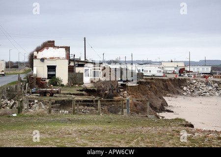 L'érosion côtière à l'écart de galets, Skipsea entraînant de graves dommages aux propriétés situées à proximité de la plage Banque D'Images