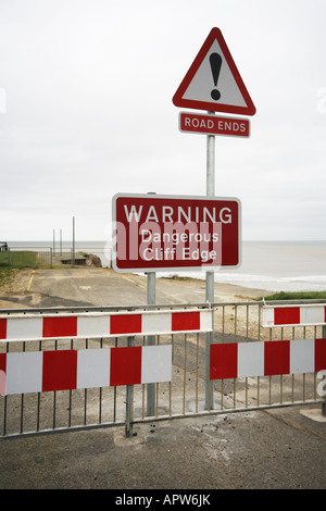 L'érosion côtière sur la côte du Yorkshire entre Bridlington et Hornsea. Avertissement signe de dangereux bord de la falaise. Fermeture de route Banque D'Images